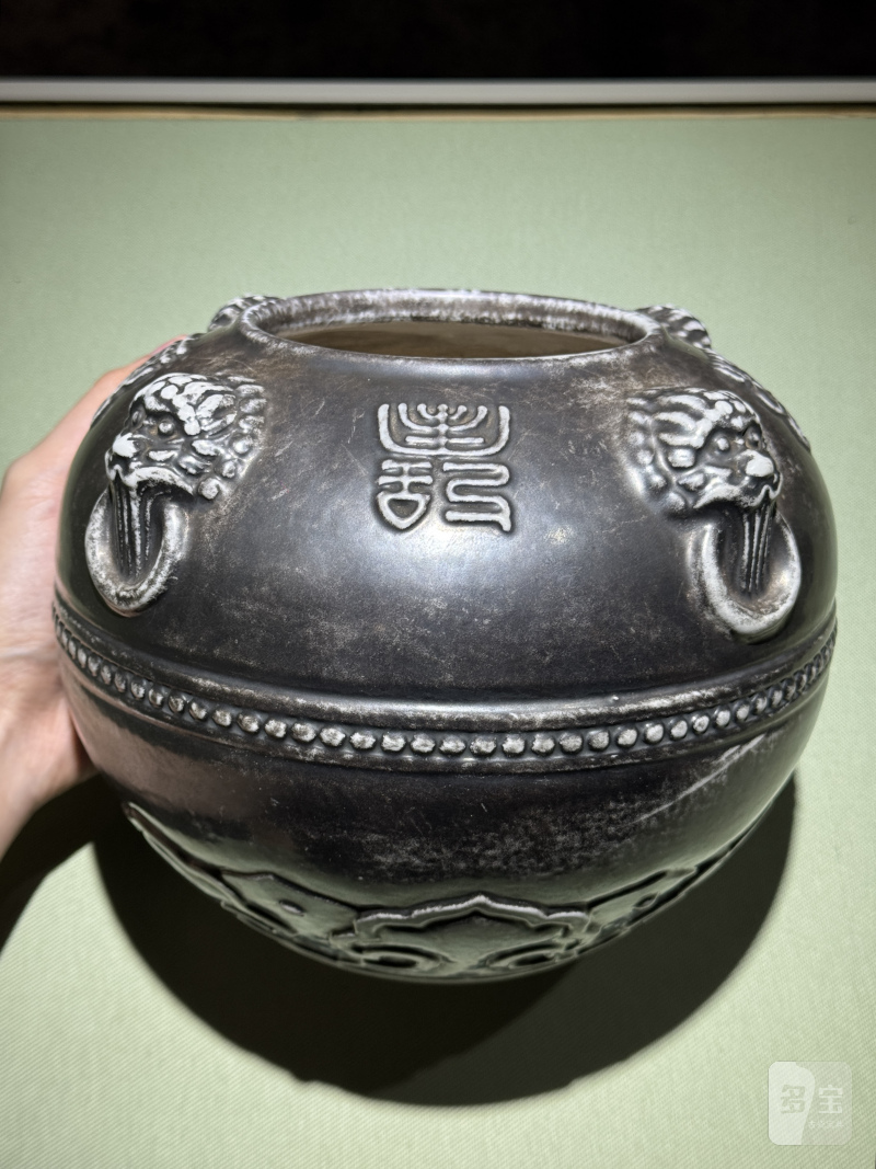 清乾隆 瓷胎仿银釉四方铺首万寿无疆钵式炉 - 图7